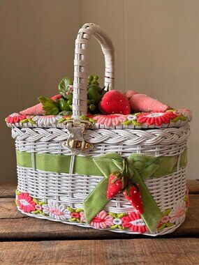 RARE Vintage 1950's The Yankee Traveler Novelty Strawberry Handbag Wicker Basket
